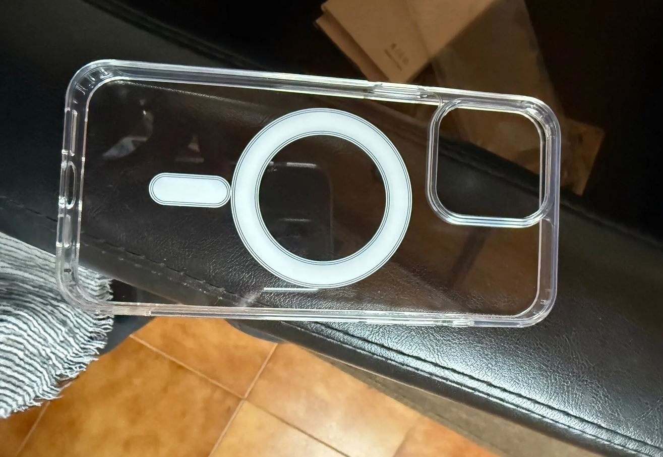 Прозрачный чехол с MagSafe для iPhone. Зачем платить за оригинал, когда есть добротная копия?. Фото.
