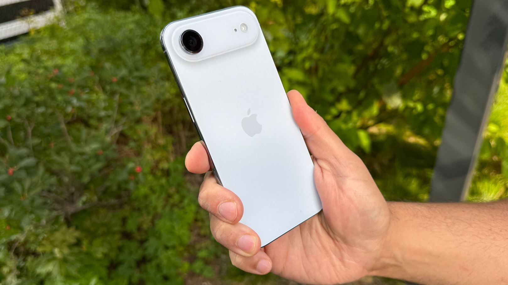 iPhone Air: ультратонкий и имиджевый смартфон для работы. Смартфон для бизнеса должен быть не только мощным, но и стильным. Фото.