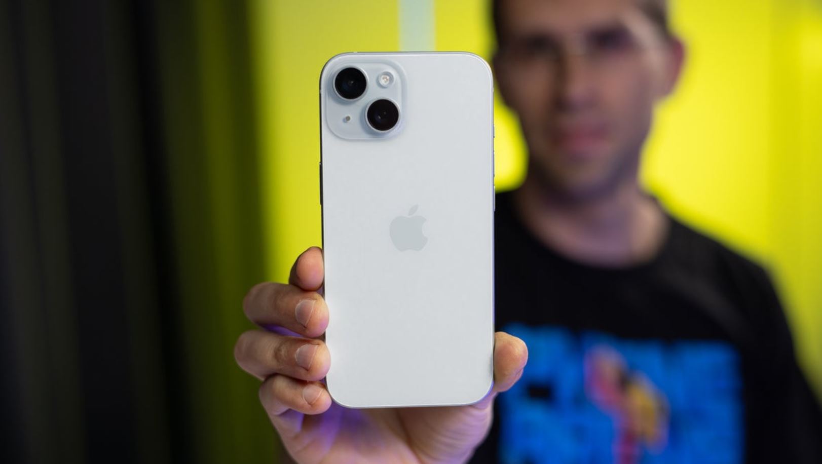 iPhone 15: проверенный и недорогой Айфон для работы. Айфону 15 доказывать нечего: это сбалансированная модель почти без слабых мест. Фото.