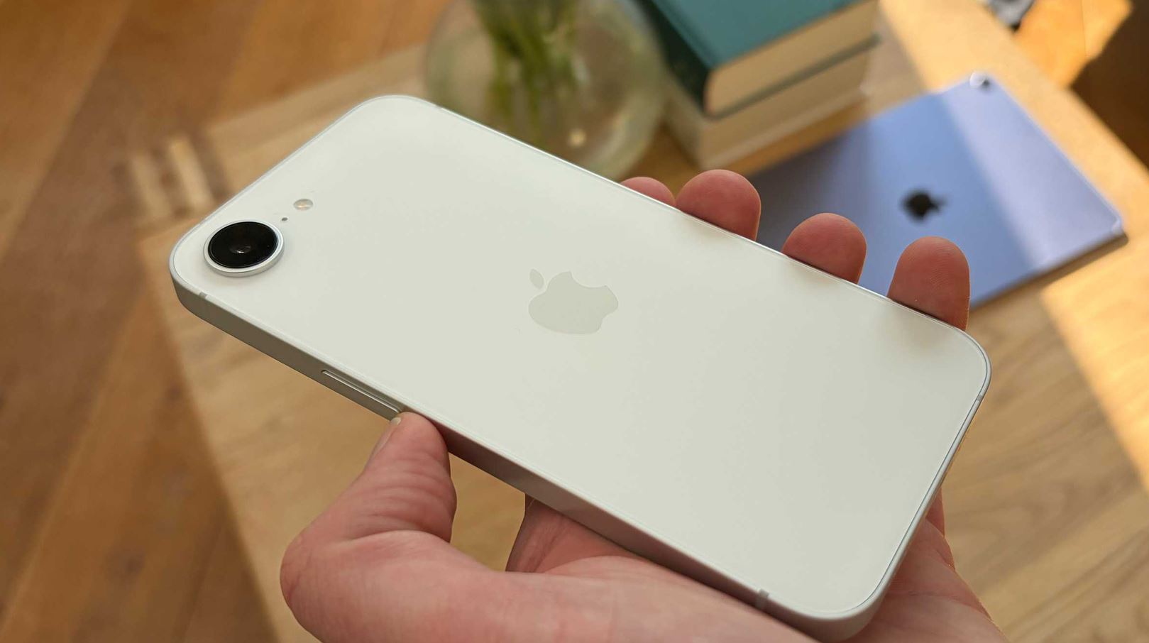 iPhone 17e: самый выгодный Айфон для бизнеса. Недорогая, но очень мощная модель для любых задач. Фото.