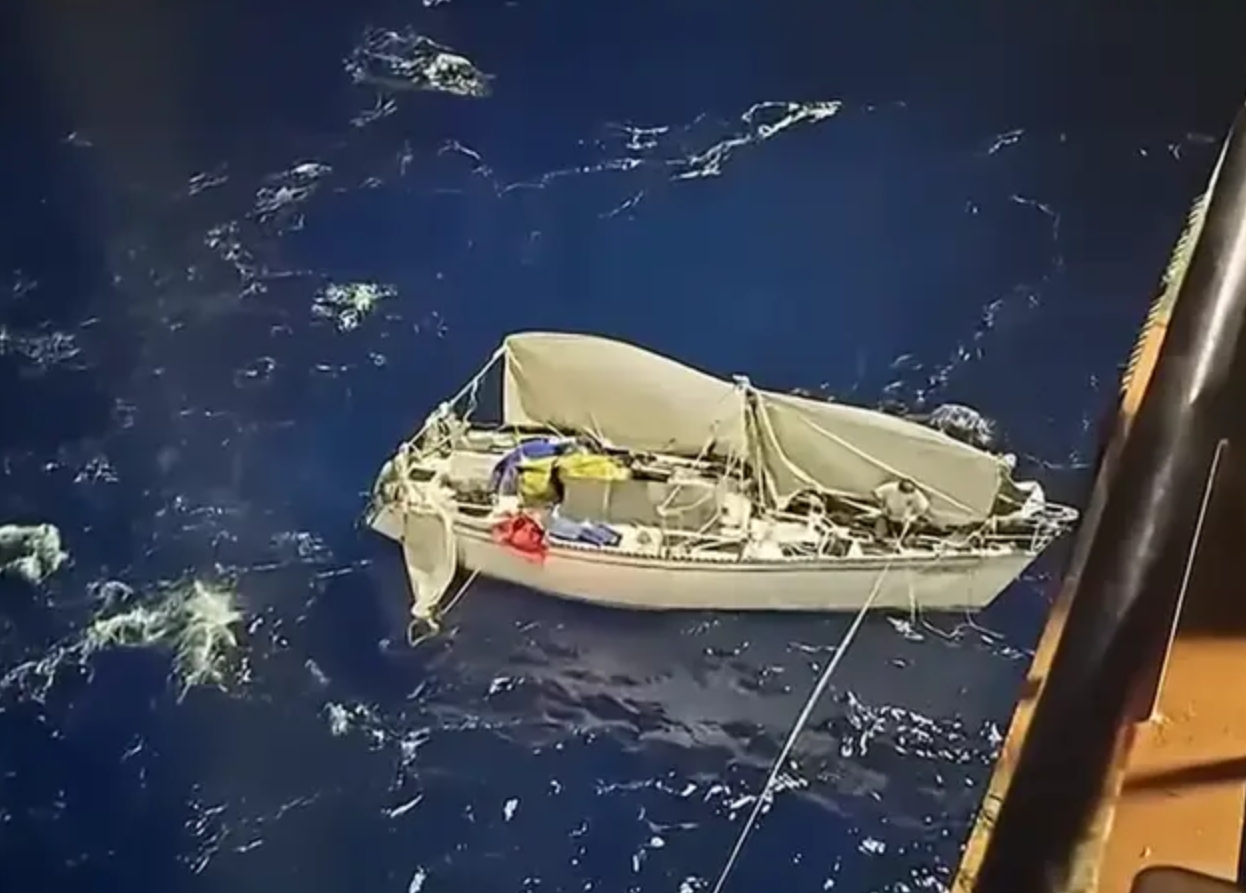 Момент спасения пропавшего в океане моряка. Источник изображения: ladbible.com. Фото.