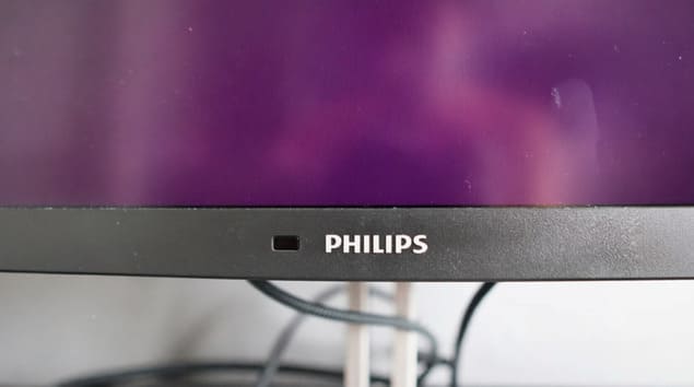 Логотип Philips и датчик PowerSensor на мониторе Philips 27B2U4601