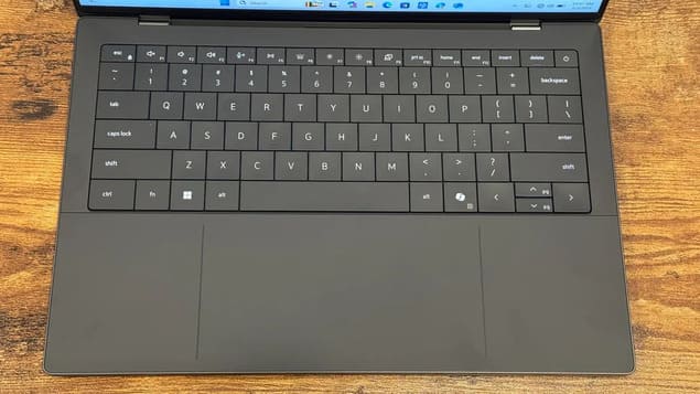 Монолитная клавиатура Dell XPS 14 без зазоров и тачпад - вид сверху