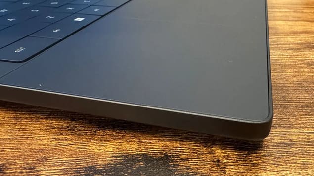 Качество сборки Dell XPS 14 - крупный план угла корпуса и подладонной зоны