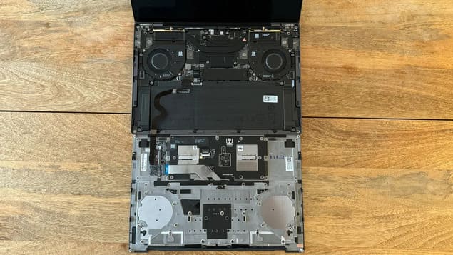 Разобранный Dell XPS 14 2026 - вид на систему охлаждения и аккумулятор