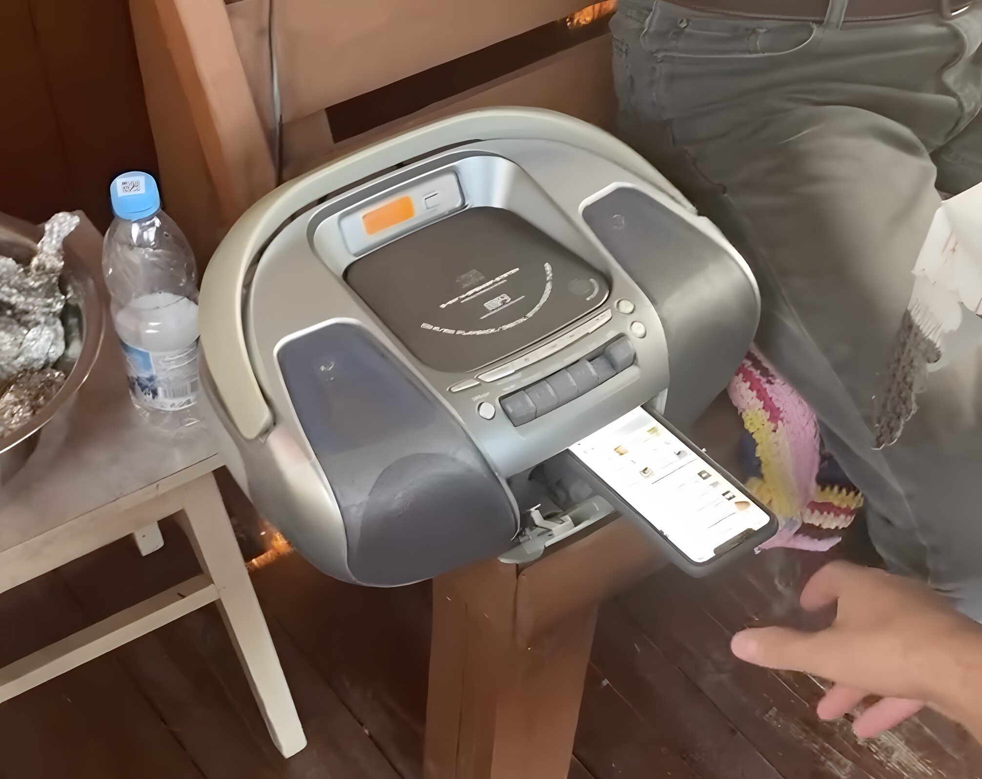 Что нужно сделать, чтобы это заработало. Размещать смартфон придется вот так. Фото.