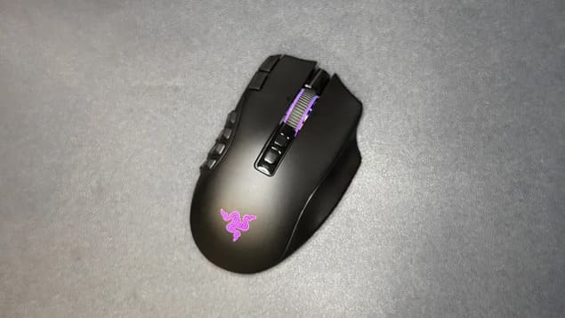 Вид сверху на игровую мышь Razer Naga v3 Pro